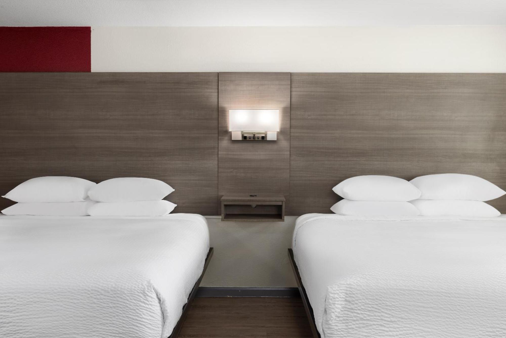 Ramada By Wyndham Medford Airport North Motel Екстериор снимка