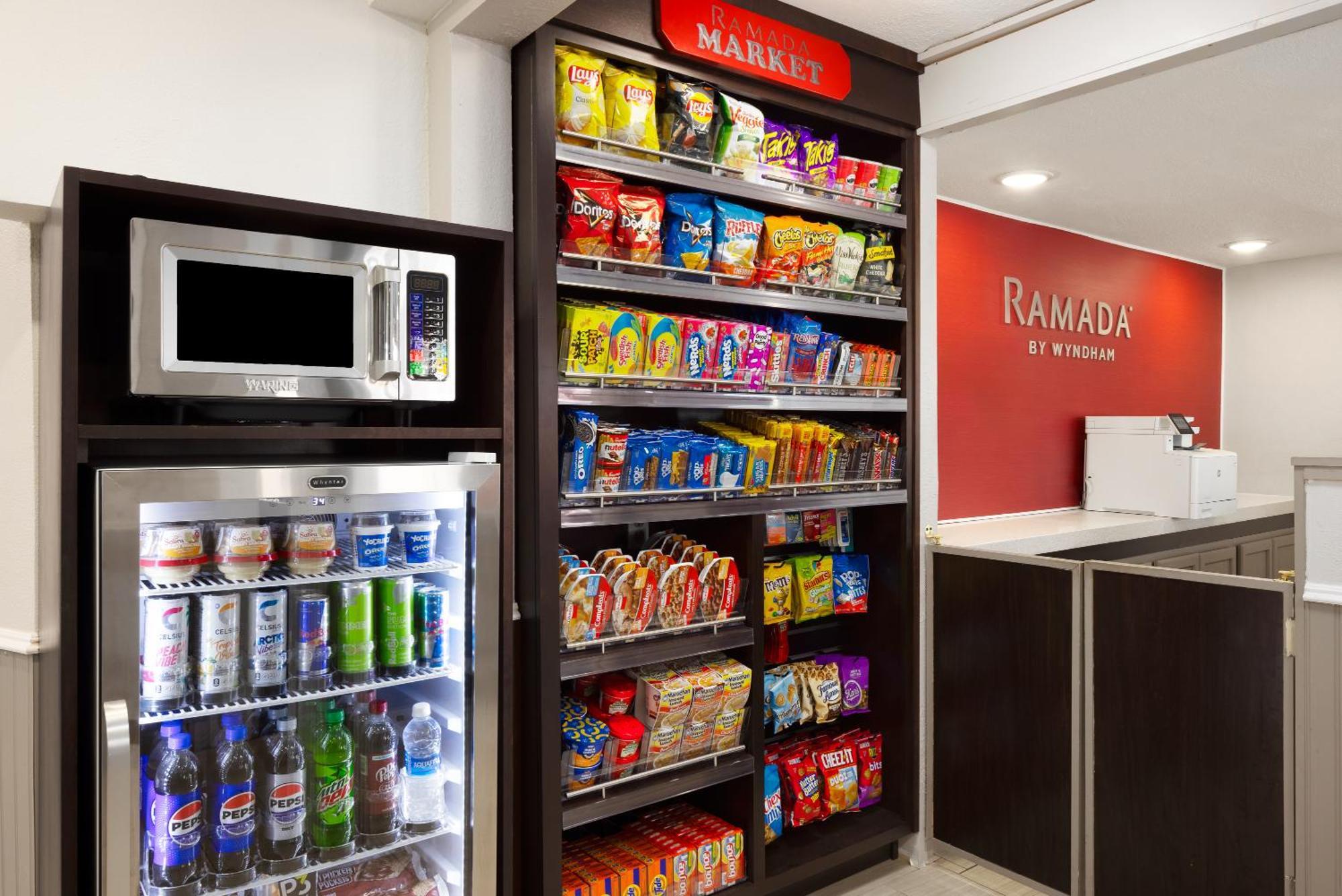 Ramada By Wyndham Medford Airport North Motel Екстериор снимка