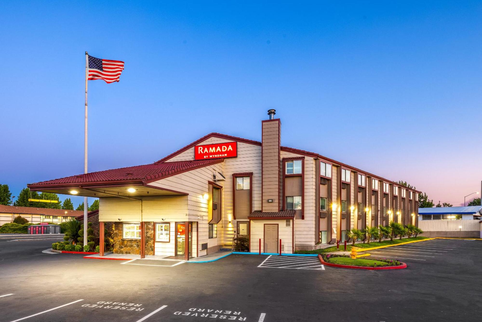 Ramada By Wyndham Medford Airport North Motel Екстериор снимка