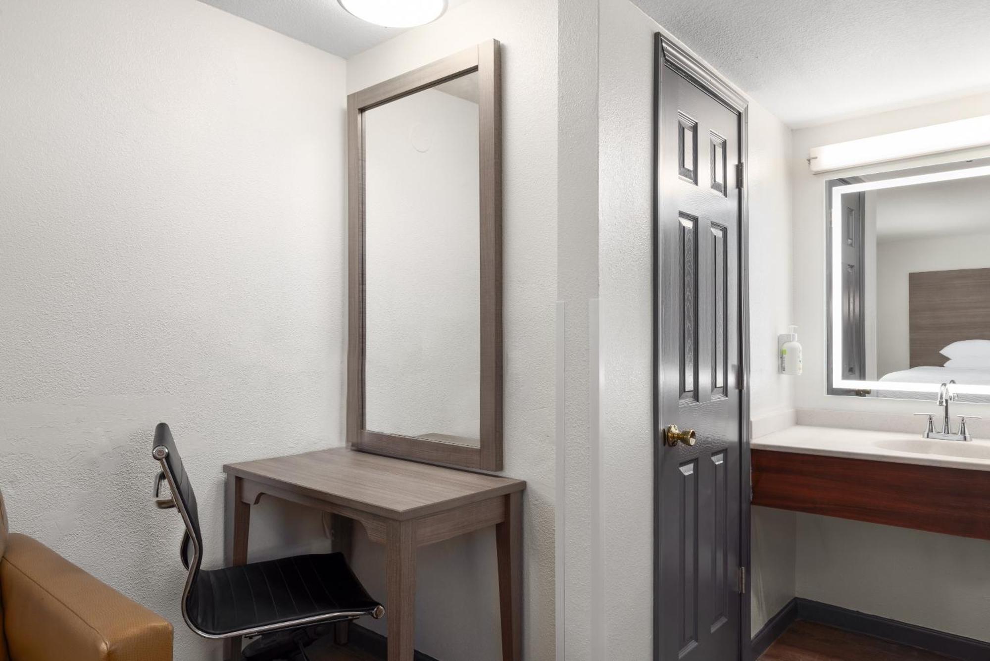 Ramada By Wyndham Medford Airport North Motel Екстериор снимка
