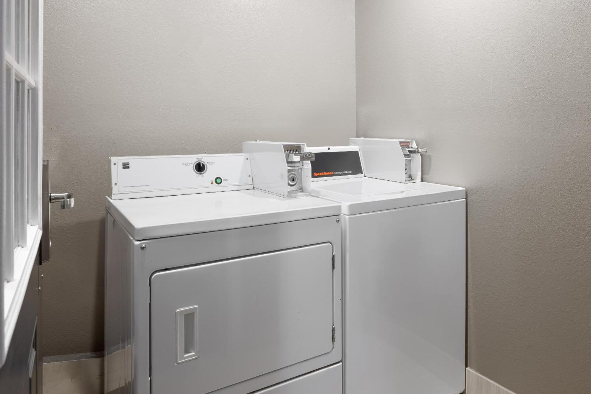 Ramada By Wyndham Medford Airport North Motel Екстериор снимка