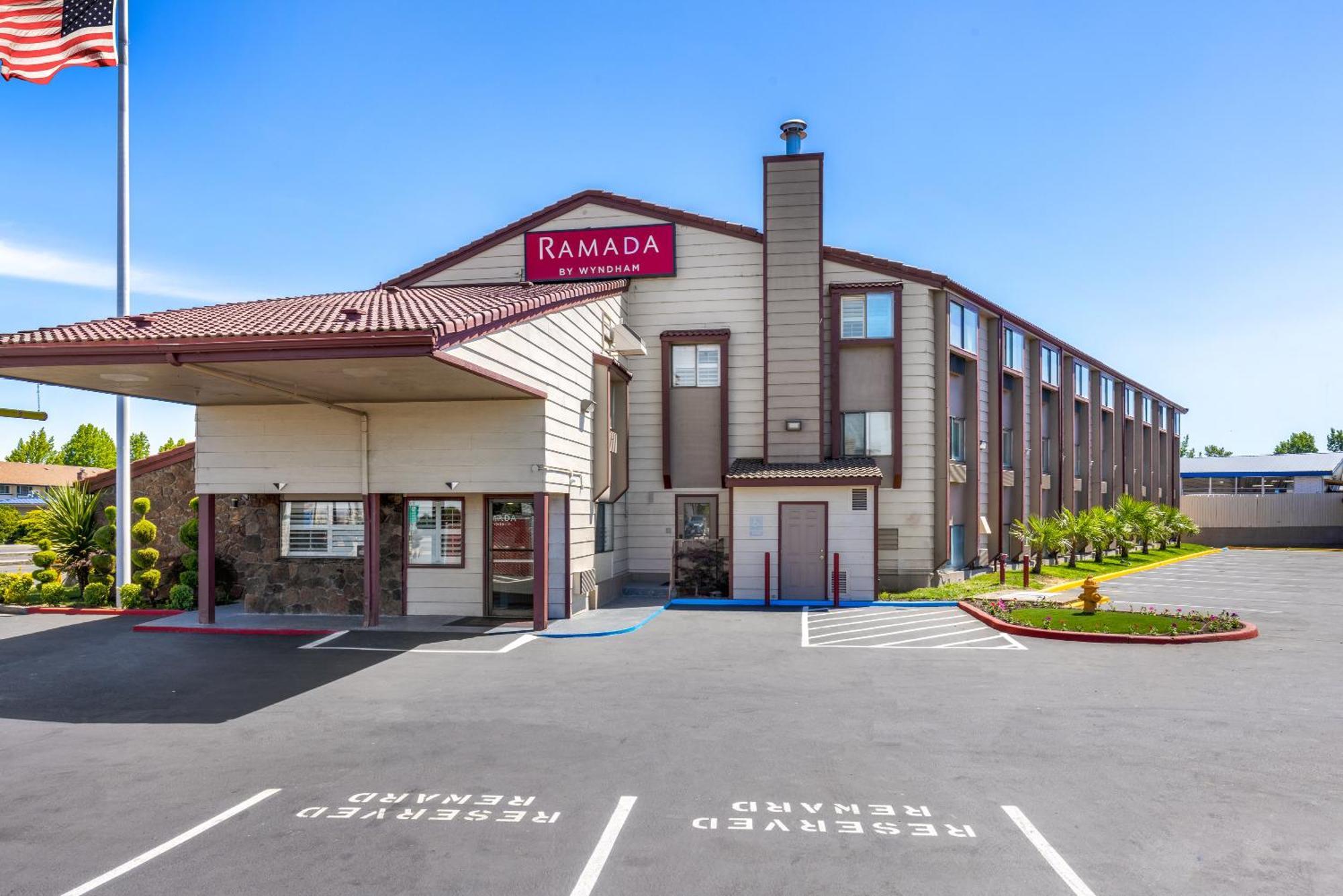 Ramada By Wyndham Medford Airport North Motel Екстериор снимка