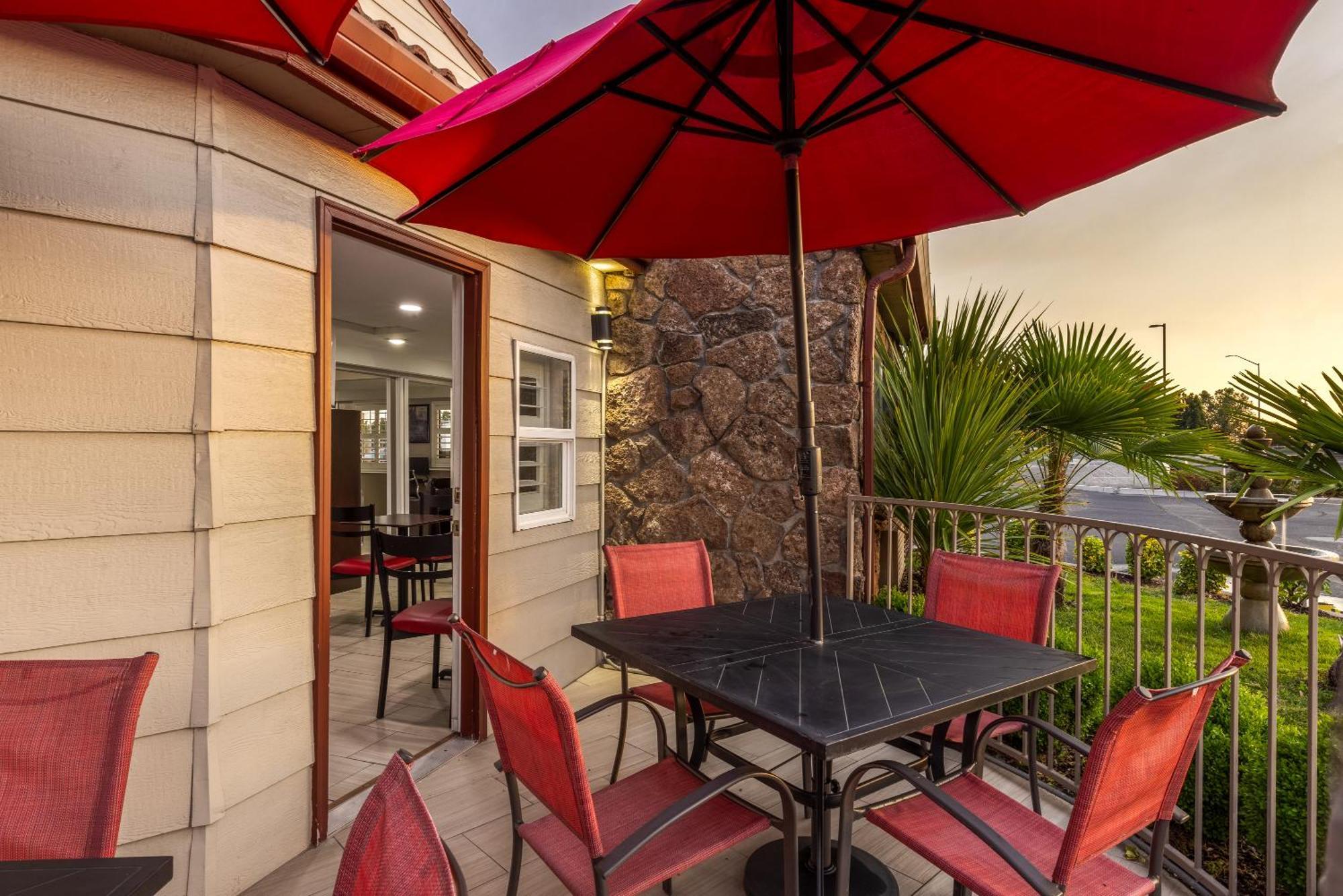 Ramada By Wyndham Medford Airport North Motel Екстериор снимка