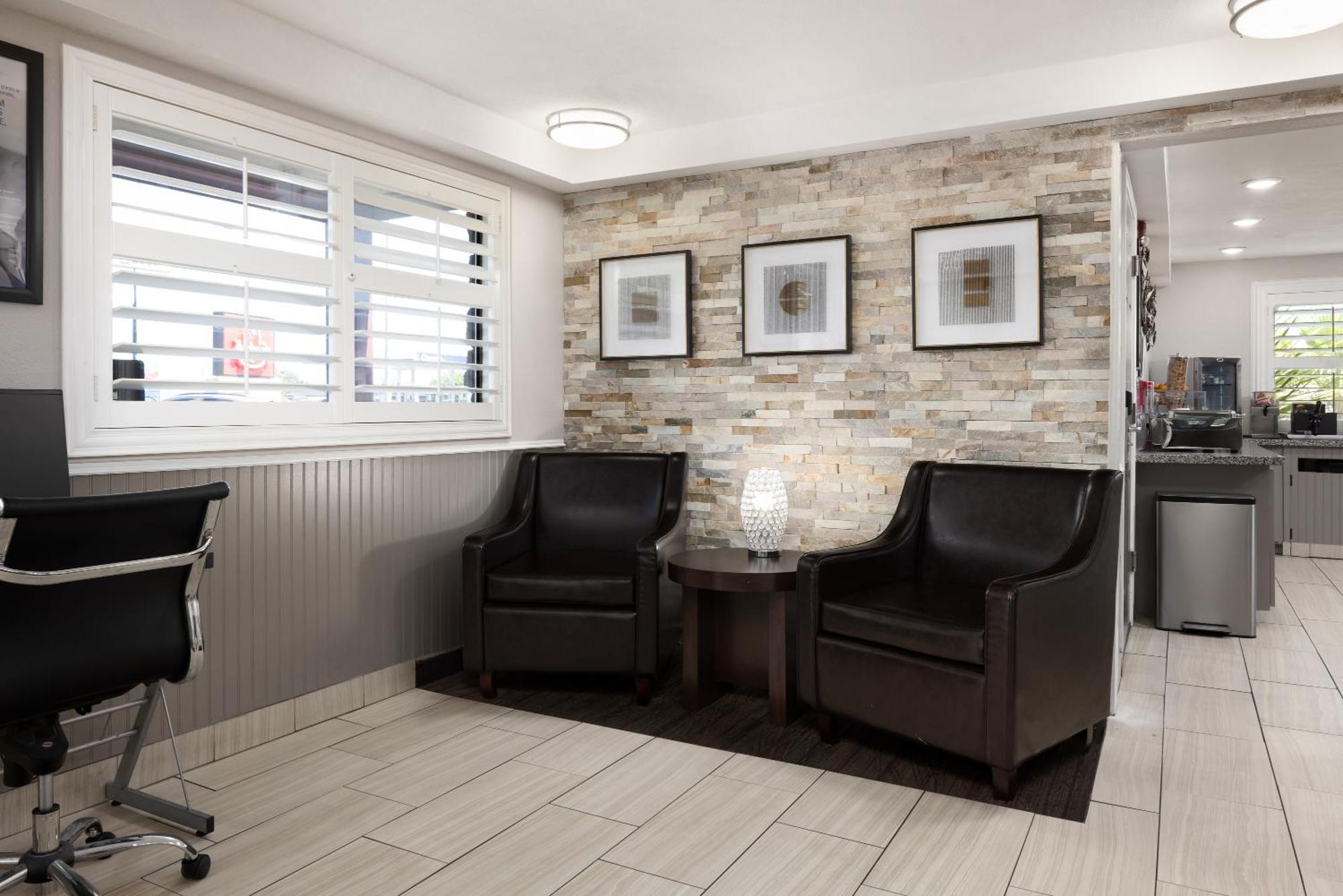 Ramada By Wyndham Medford Airport North Motel Екстериор снимка