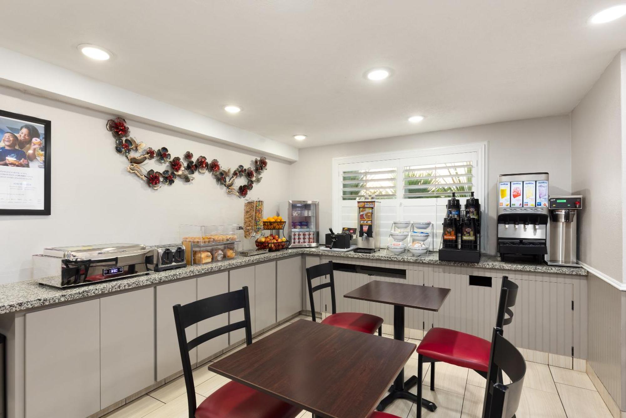 Ramada By Wyndham Medford Airport North Motel Екстериор снимка