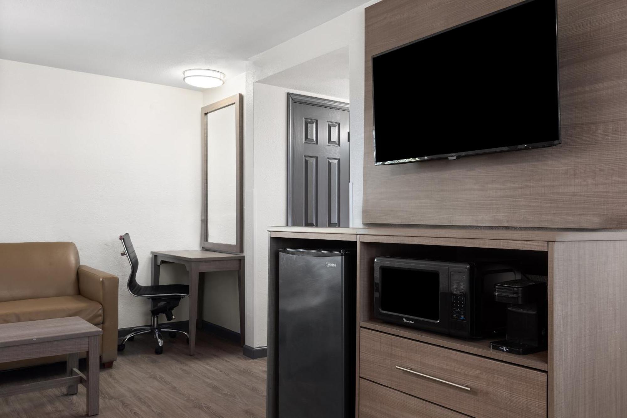 Ramada By Wyndham Medford Airport North Motel Екстериор снимка