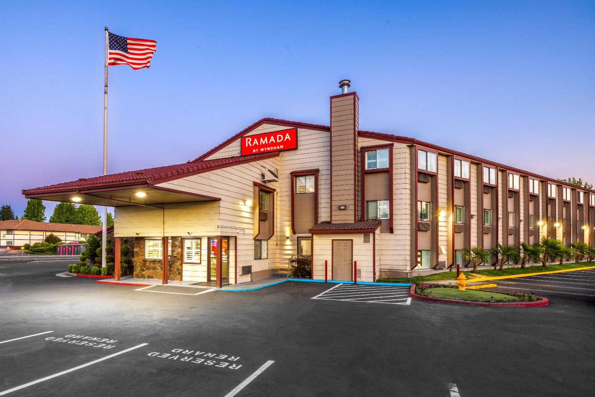 Ramada By Wyndham Medford Airport North Motel Екстериор снимка