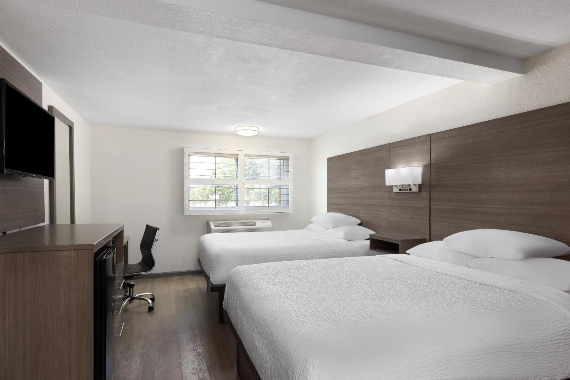 Ramada By Wyndham Medford Airport North Motel Екстериор снимка