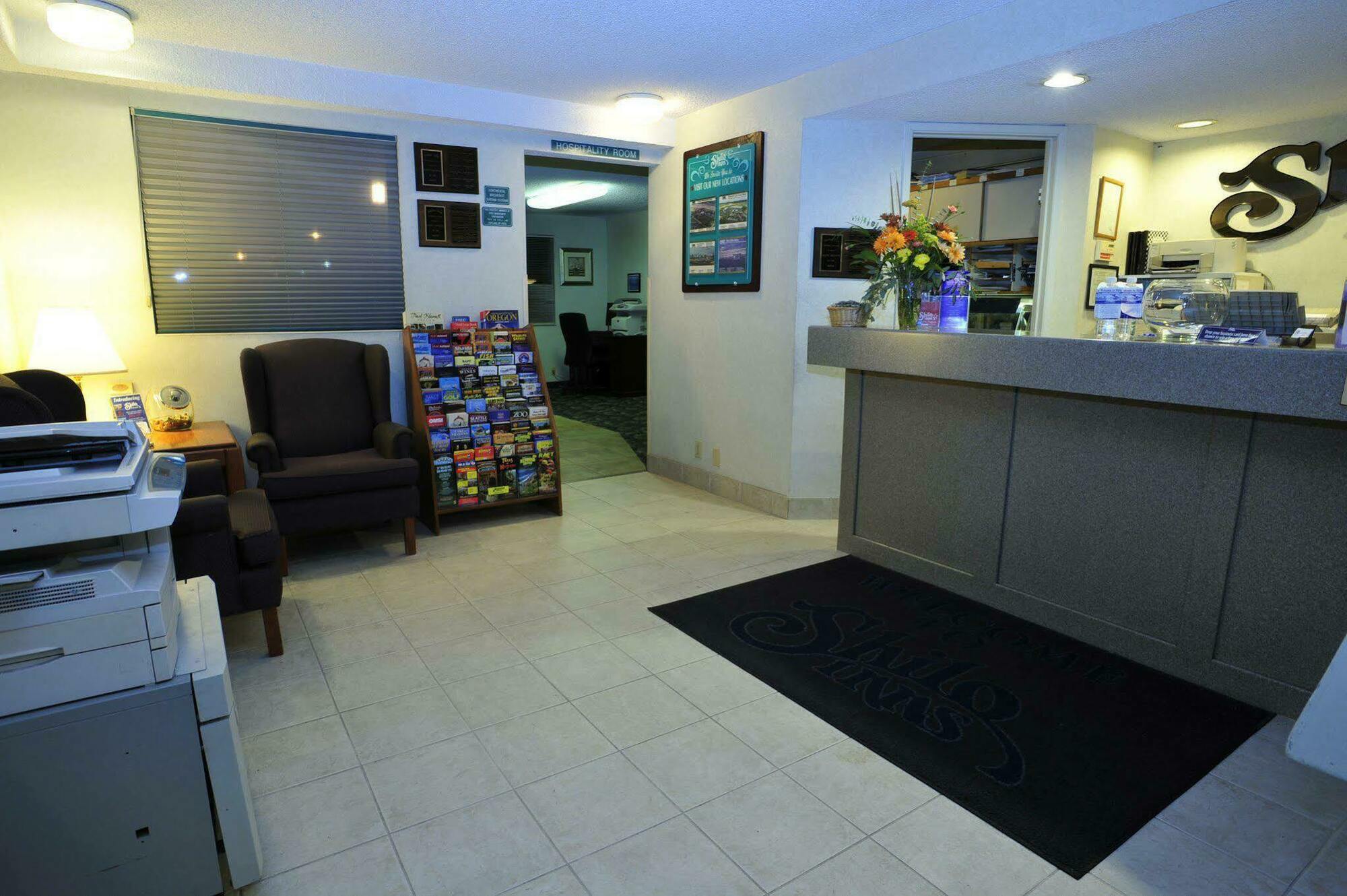 Ramada By Wyndham Medford Airport North Motel Интериор снимка