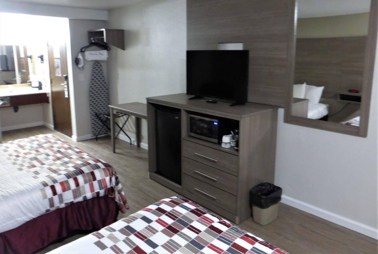 Ramada By Wyndham Medford Airport North Motel Екстериор снимка