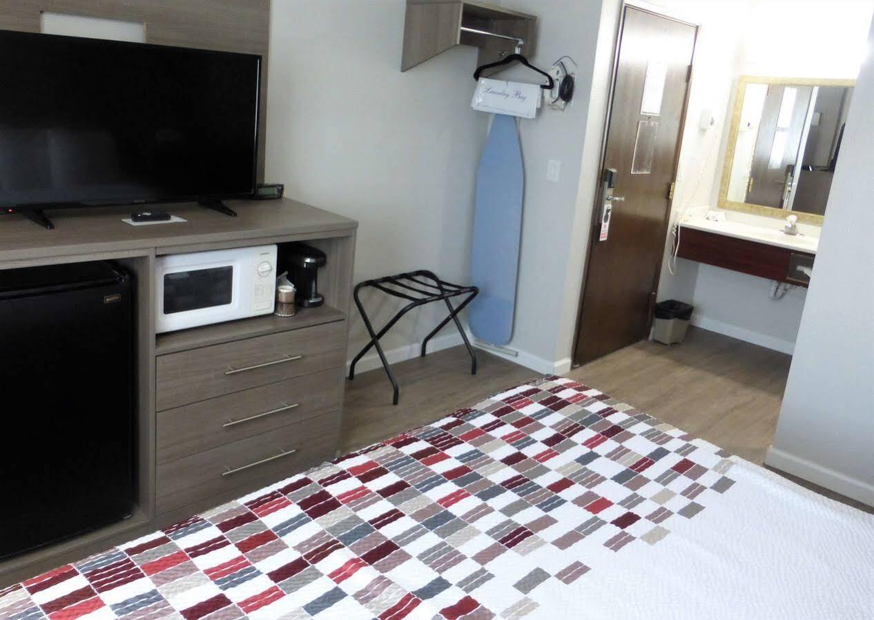 Ramada By Wyndham Medford Airport North Motel Екстериор снимка