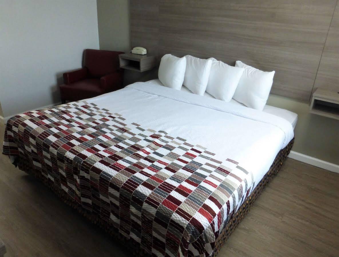Ramada By Wyndham Medford Airport North Motel Екстериор снимка